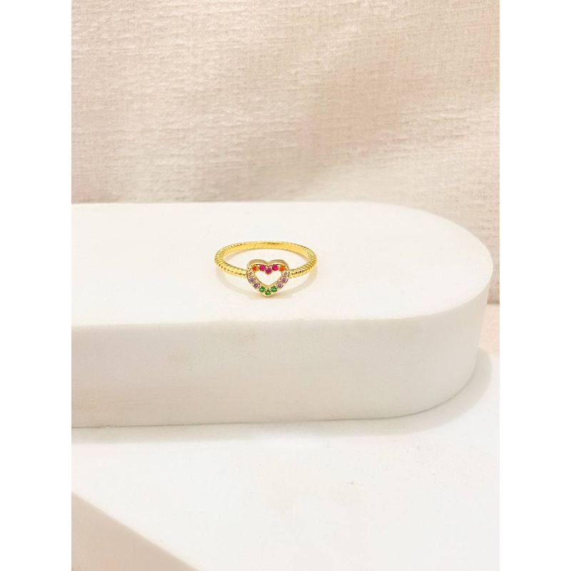 Anel aro texturizado com coração cravejado de zircônias coloridas banhado em ouro 18k