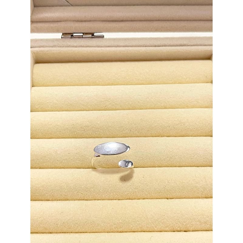 Anel com base lisa oval em prata 925