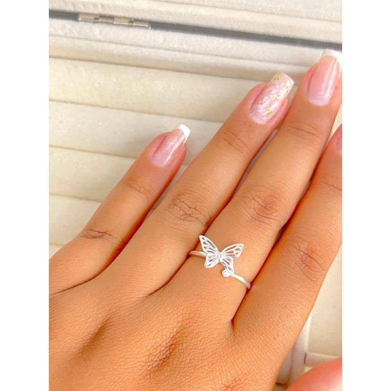 Anel com borboleta e ponto de luz em prata 925
