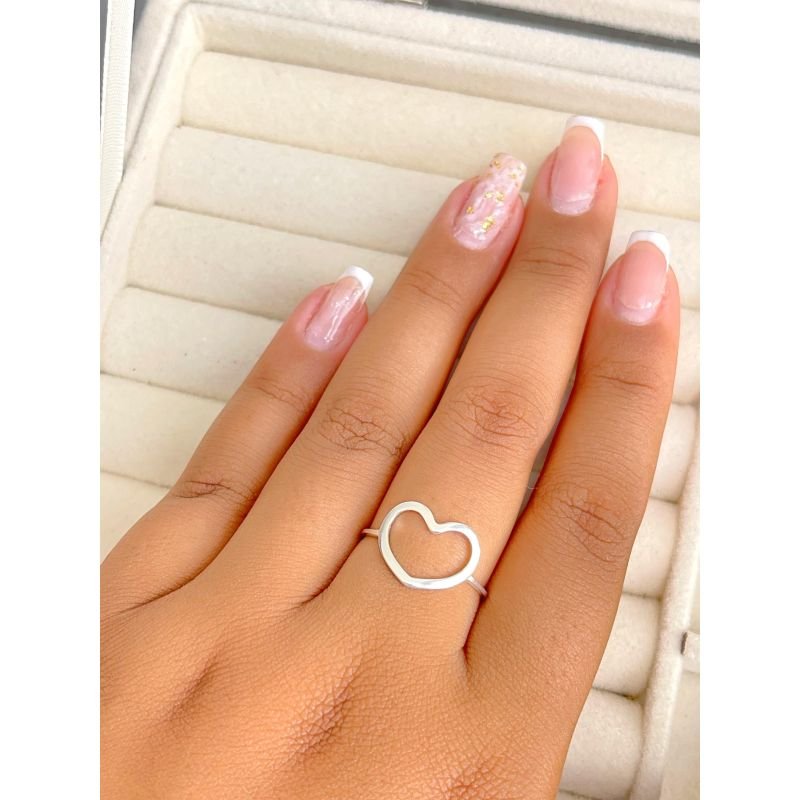 Anel com coração vazado em prata 925