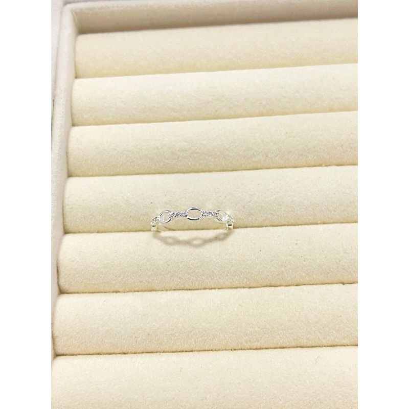 Anel com elo e zircônias em prata 925