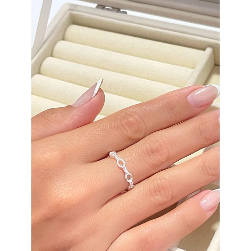 Anel com elo e zircônias em prata 925