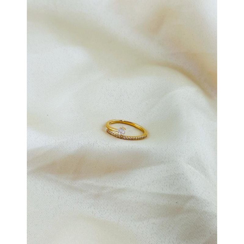 Anel com fio de zircônia e ponto de luz banhado em ouro 18k