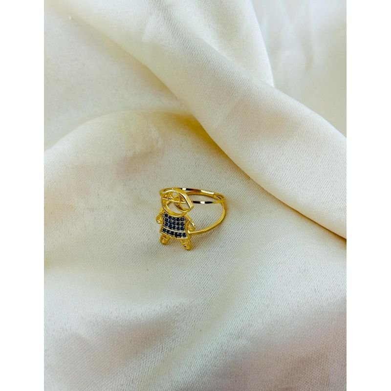 Anel com menino cravejado de zircônia azul banhado em ouro 18k