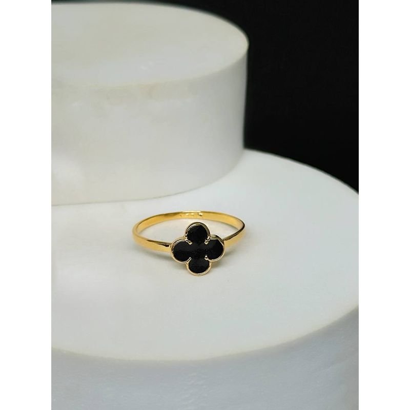Anel com mini trevo na cor preto banhado em ouro 18k