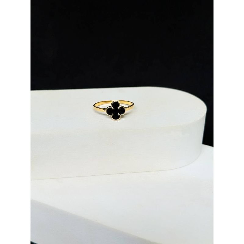 Anel com mini trevo na cor preto banhado em ouro 18k