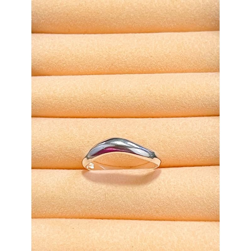 Anel design ''v'' grosso banhado em ródio branco