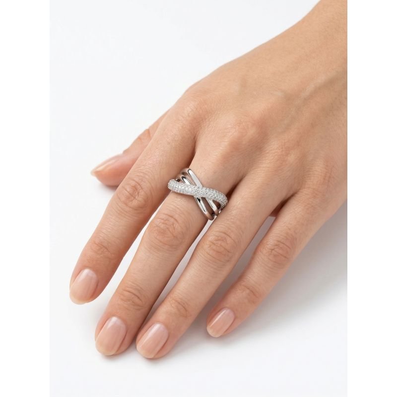 Anel design triplo com fio cruzado cravejado banhado em prata