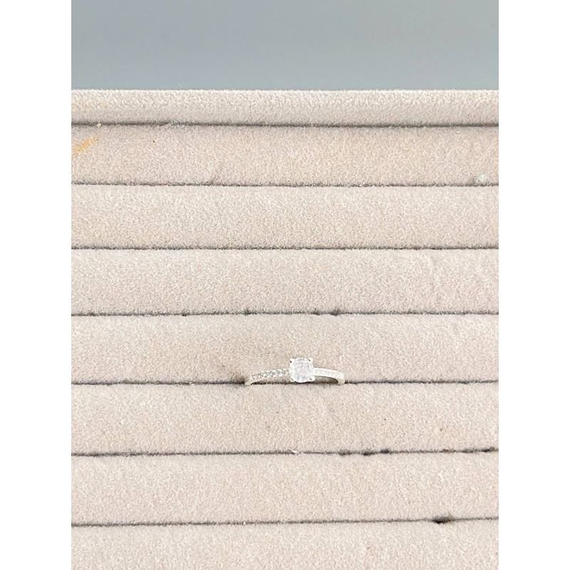 Anel fino solitário com pedra redonda em prata 925