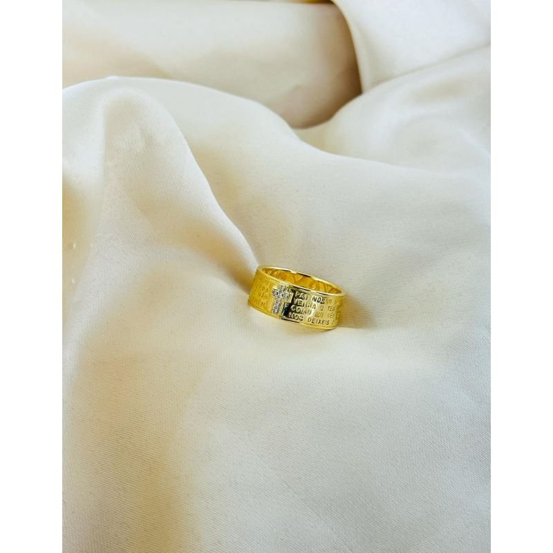 Anel largo com cruz e oração banhado em ouro 18k