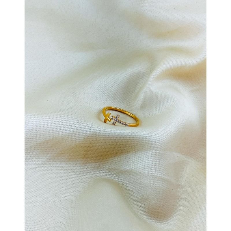 Anel regulável com cruz lisa e cravejada banhado em ouro 18k