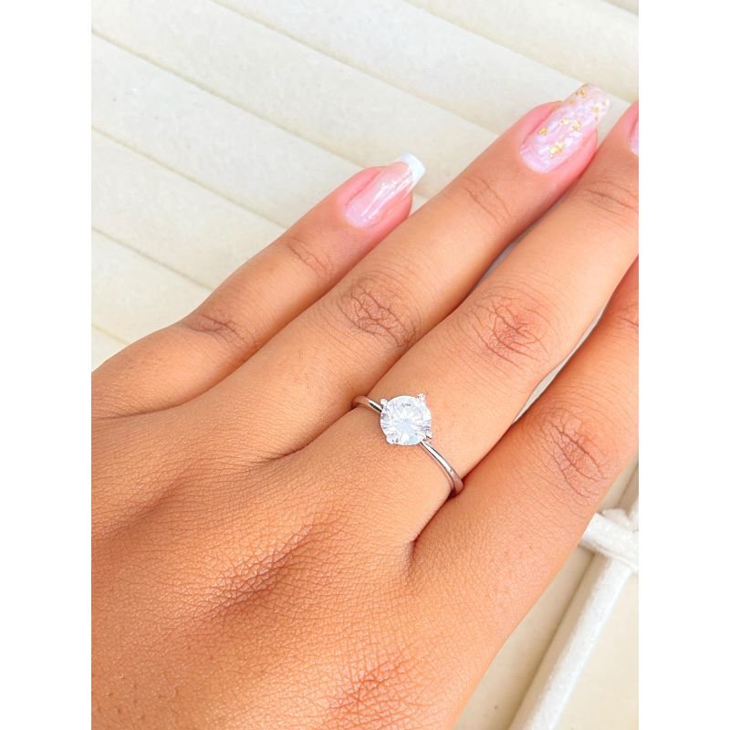 Anel solitário com pedra redonda em prata 925
