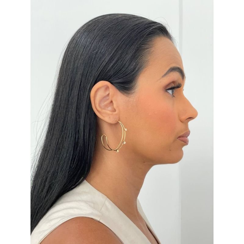 Argola aberta com fio duplo e cristais cravejado banhado a ouro 18k