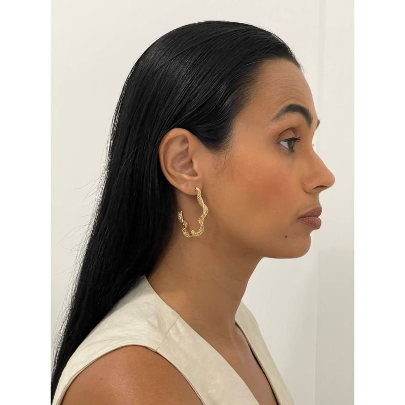 Argola aberta com fio liso e tubo grosso torcido banhado a ouro 18k