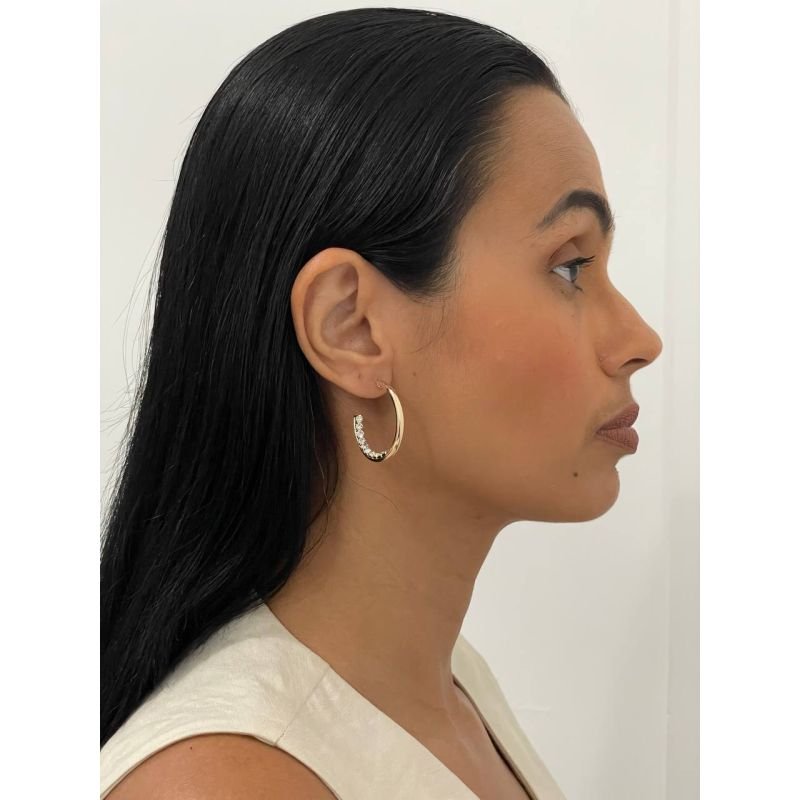 Argola aberta com fio liso e zircônia cristais banhado a ouro 18k