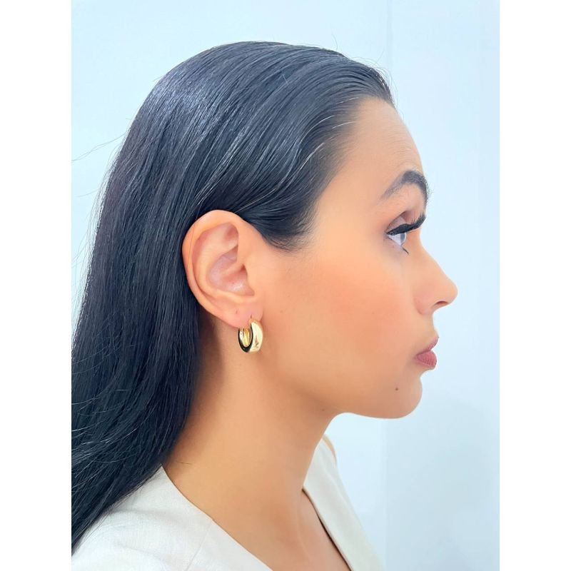 Argola aberta e pequena com tubo grosso banhado a ouro 18k