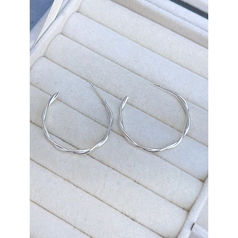 Argola aberta torcida banhada em ródio branco