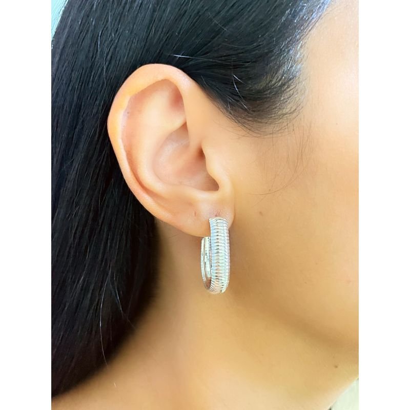 Argola aro design de mola banhado em ródio branco