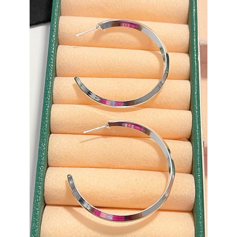 Argola grande aro com quina banhado em ródio branco
