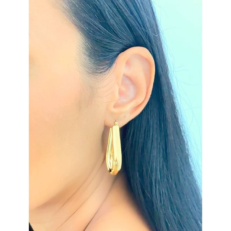 Argola grande oval com tubo largo banhada em ouro 18k