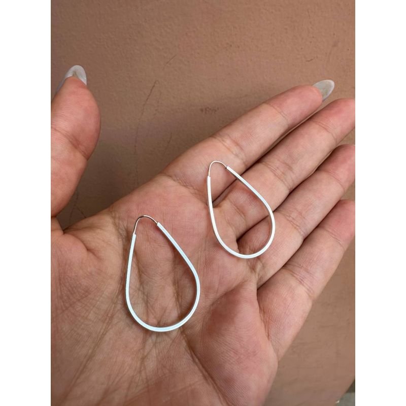 Argola média gota tubo quadrado em prata 925