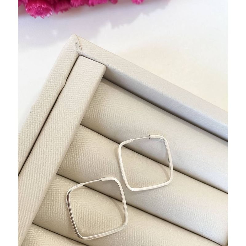 Argola quadrada média em prata 925