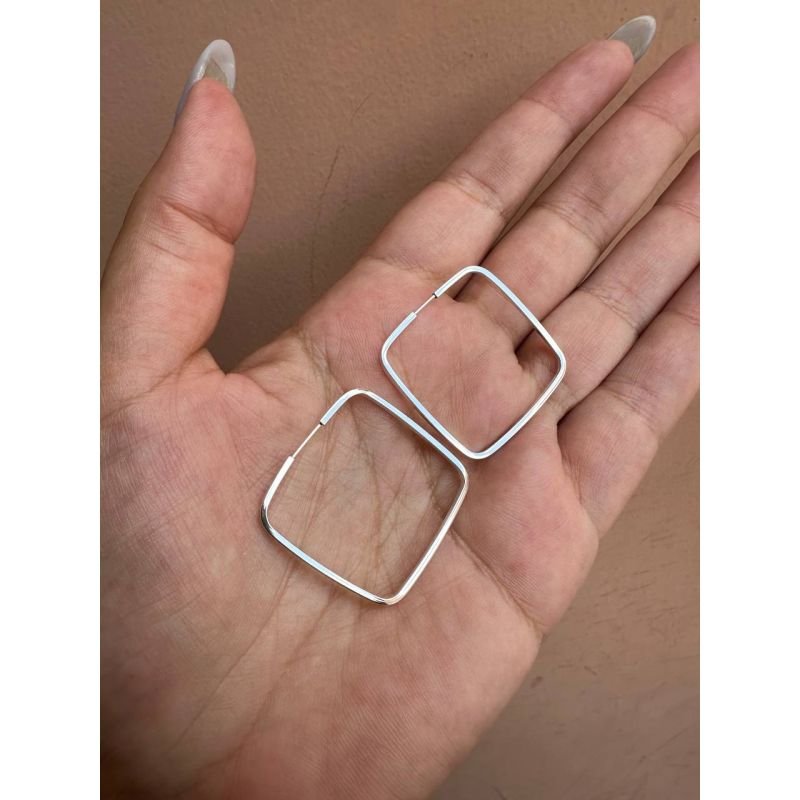 Argola quadrada tubo média em prata 925