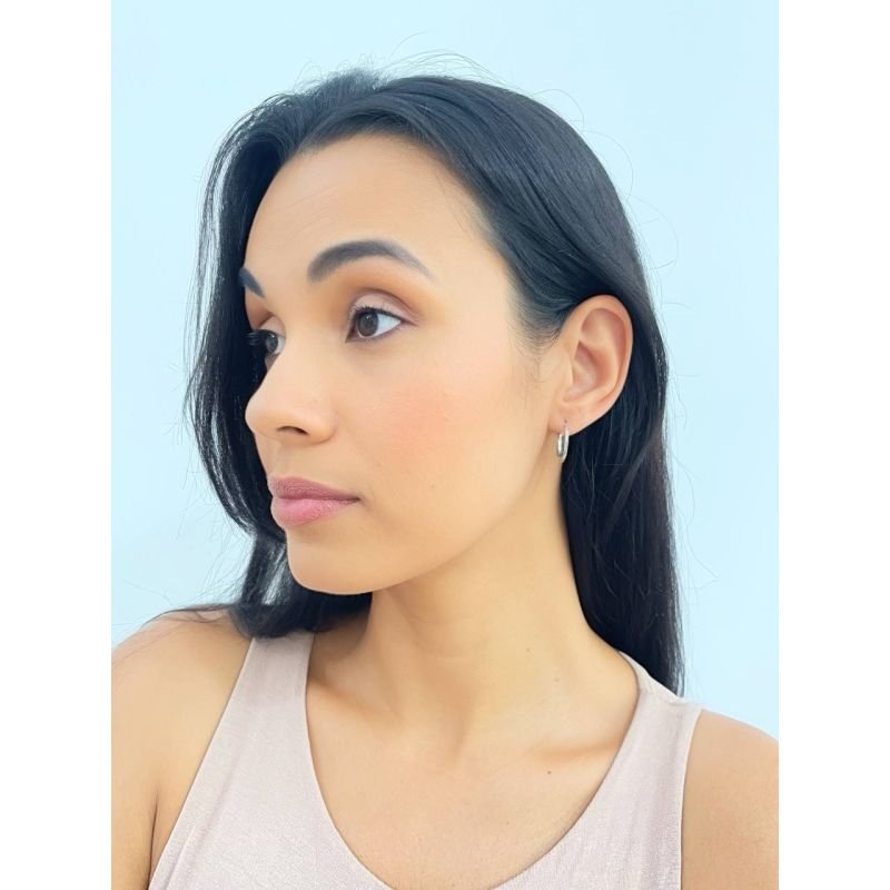 Argola tubo fina pequena em prata 925