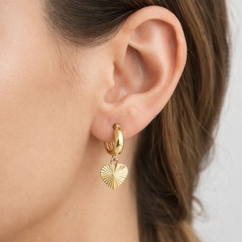 Argolinha com pingente coração texturizado banhada em ouro 18k