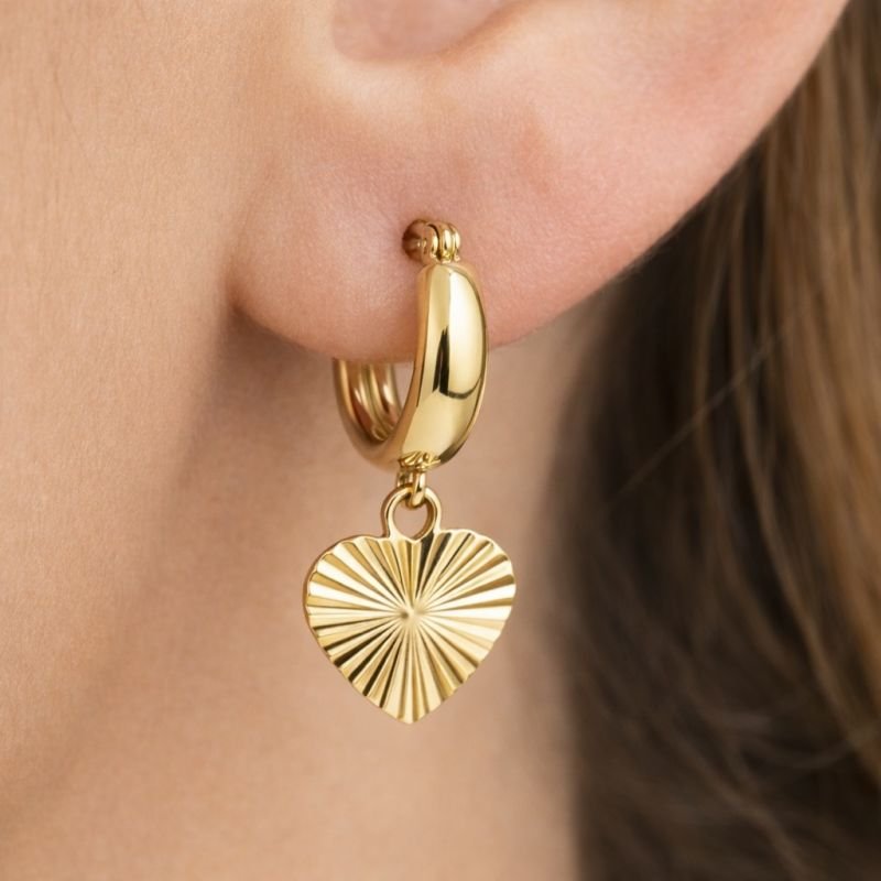 Argolinha com pingente coração texturizado banhada em ouro 18k