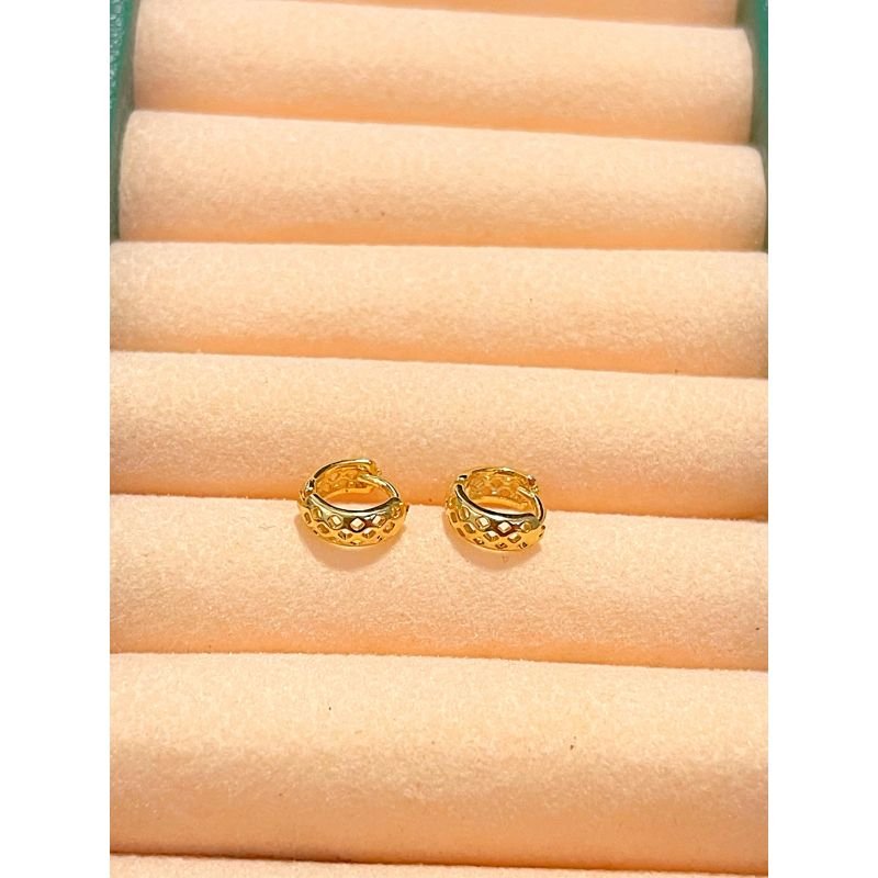 Argolinha com detalhes perfurados banhado em ouro 18k