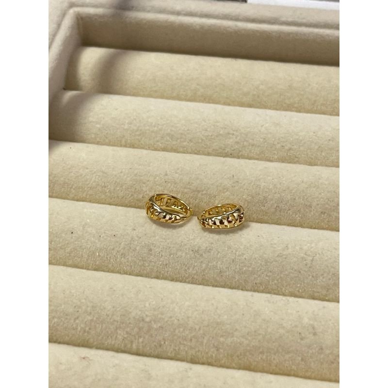 Argolinha para cartilagem com detalhes vazados banhado em ouro 18k