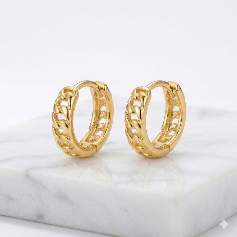 Argolinha para cartilagem com detalhes vazados banhado em ouro 18k