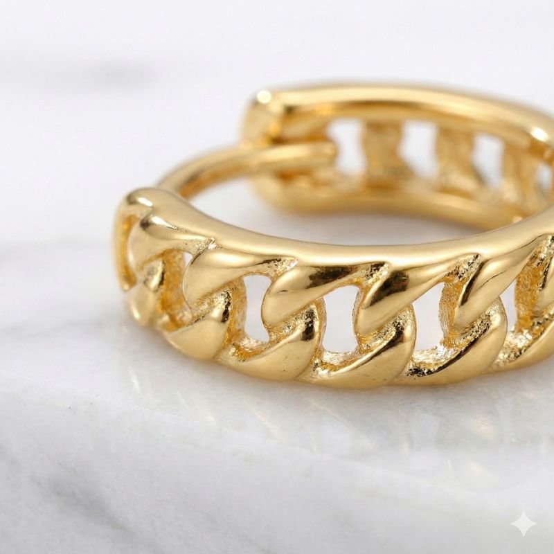 Argolinha para cartilagem com detalhes vazados banhado em ouro 18k