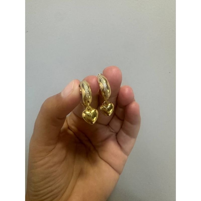 Argolinha texturizada com pingente coração preenchido banhado em ouro 18k