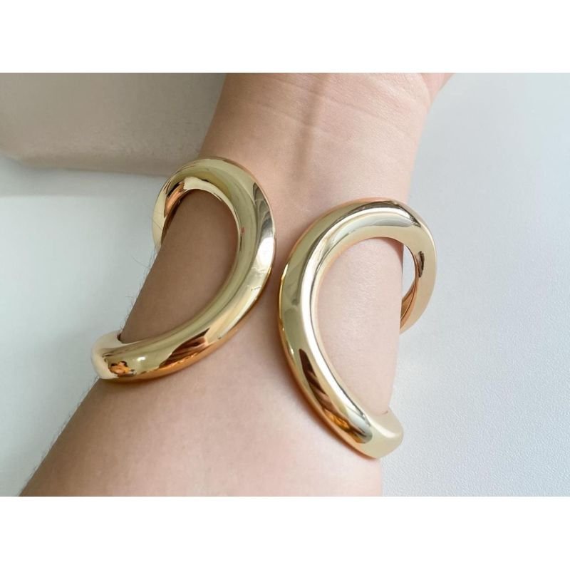 Bracelete aro com gota vazada e larga banhado em ouro 18k