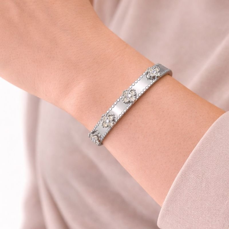 Bracelete com trevo cravejado banhado no prata