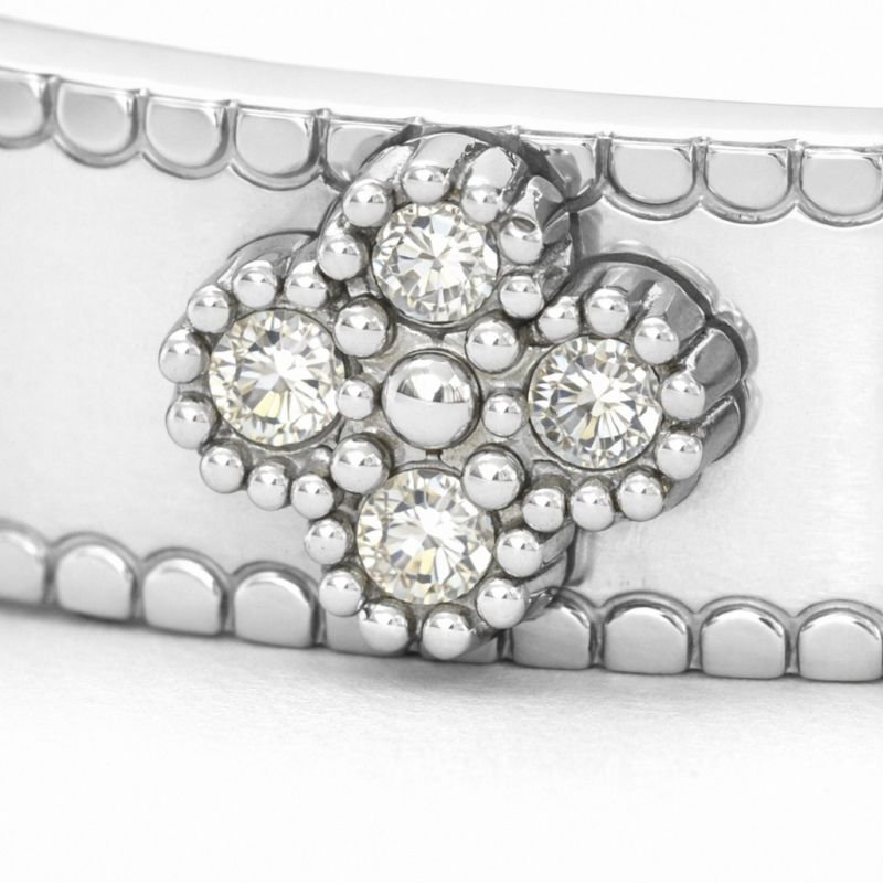 Bracelete com trevo cravejado banhado no prata