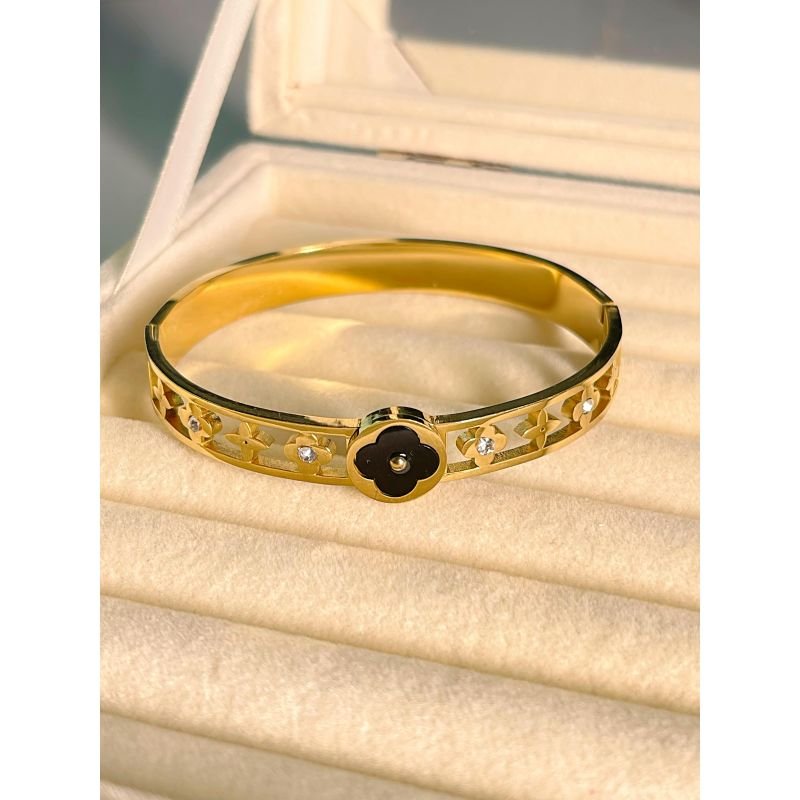 Bracelete com trevo preto centralizado e florzinha com zircônias banhado em ouro 18k