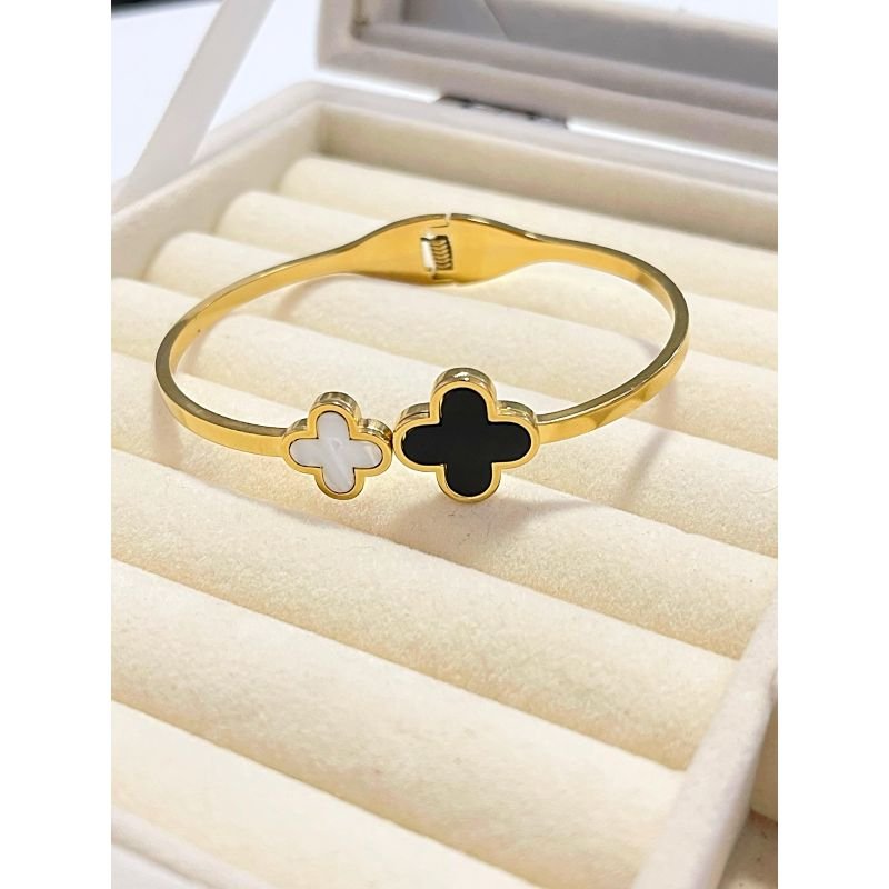 Bracelete de click com trevo branco e preto em tamanhos diferentes em ouro 18k