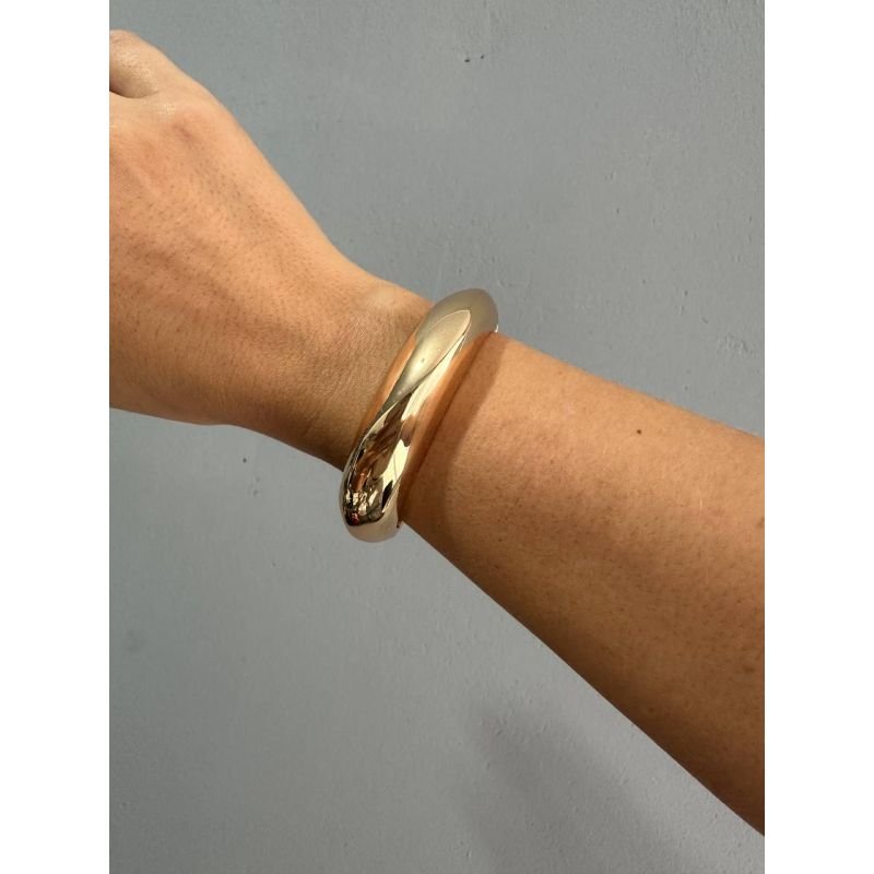 Bracelete de clique curvado e liso banhado em ouro 18k