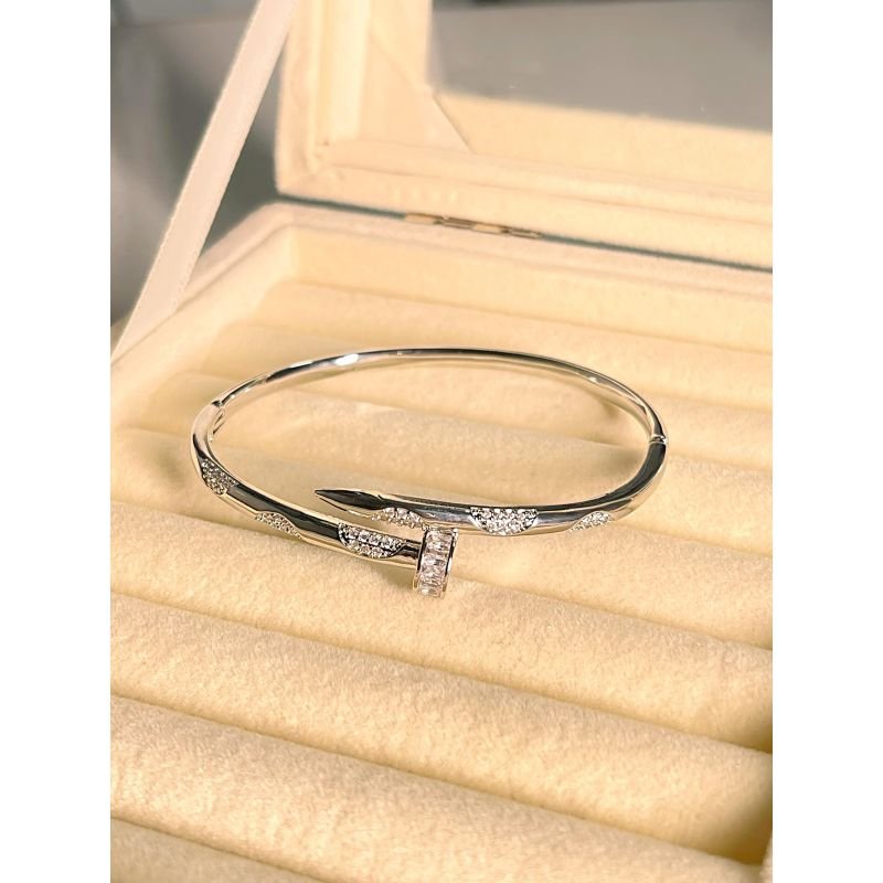 Bracelete design de prego com zircônias em prata