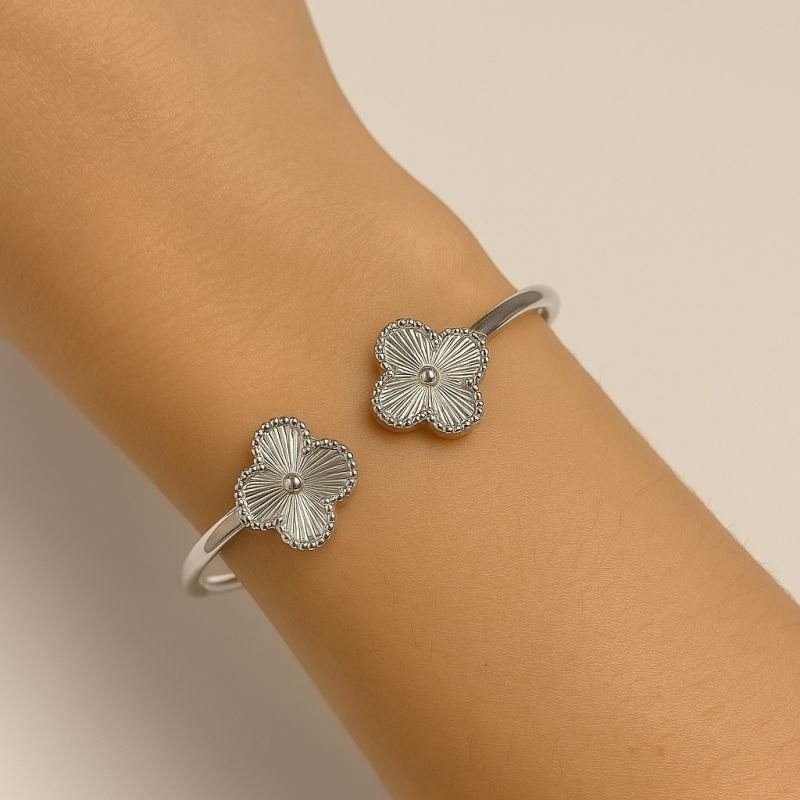 Bracelete regulável com trevo listrado banhado em ródio branco