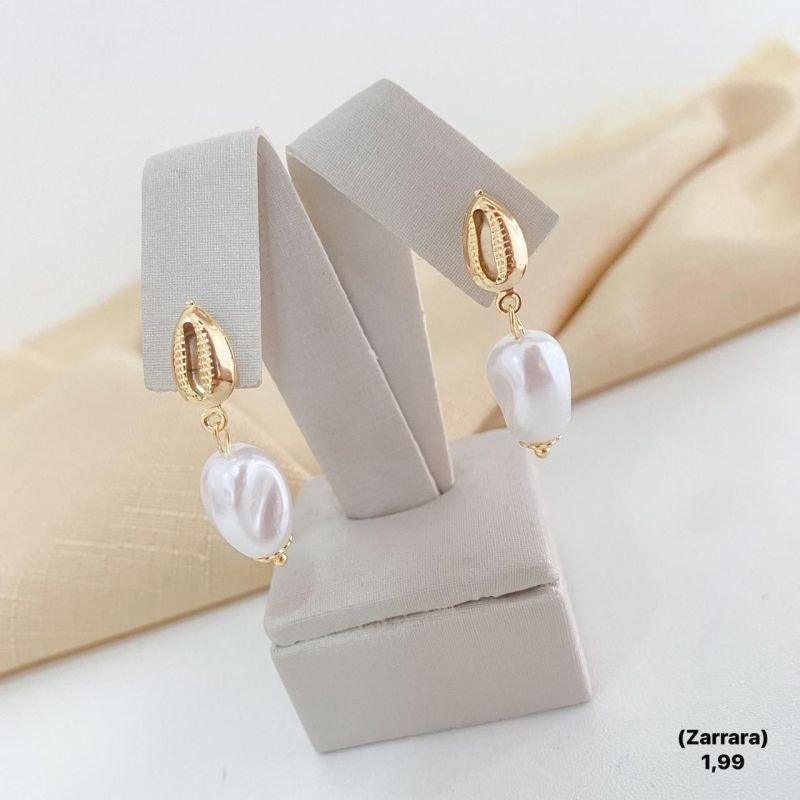 Brinco búzios com pérola oval banhado em ouro 18k
