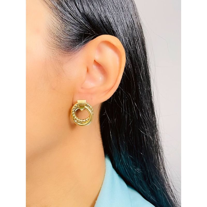 Brinco círculo entrelaçado liso e torcido banhado em ouro 18k