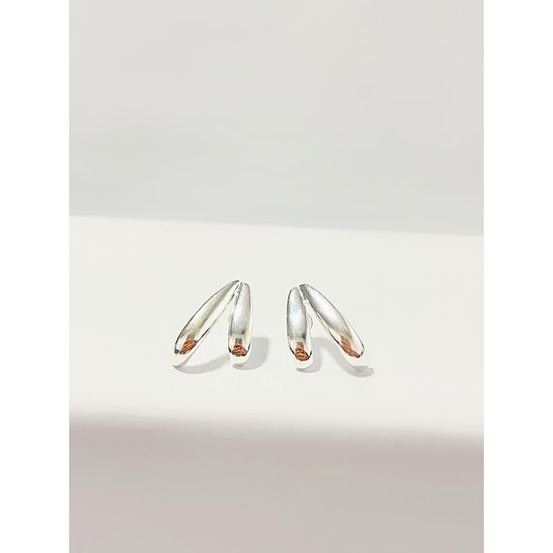 Brinco com dois fios vertical banhado em prata