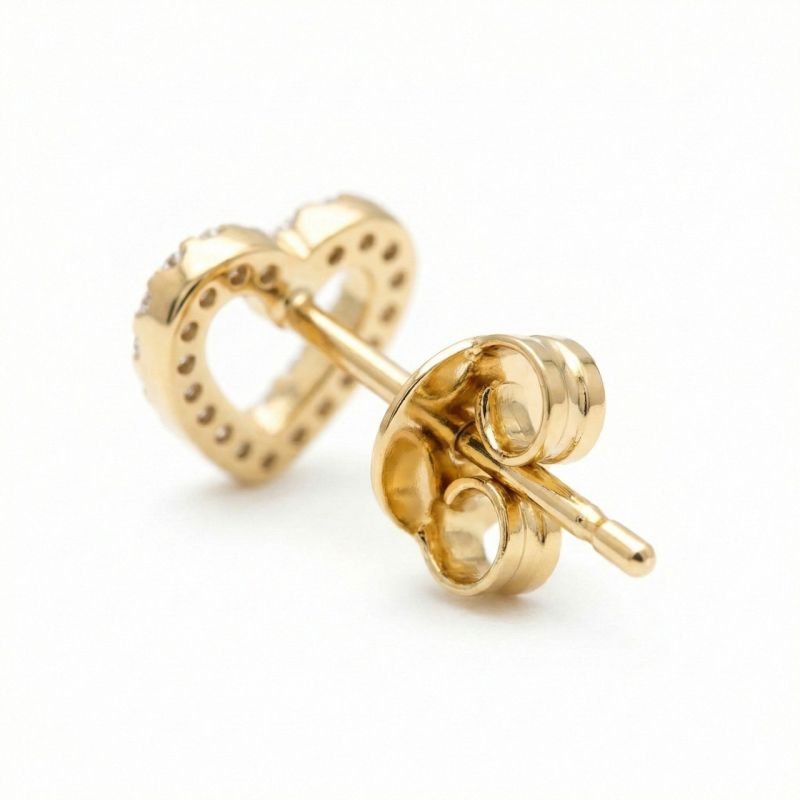 Brinco coração pequeno vazado cravejado banhado em ouro 18k