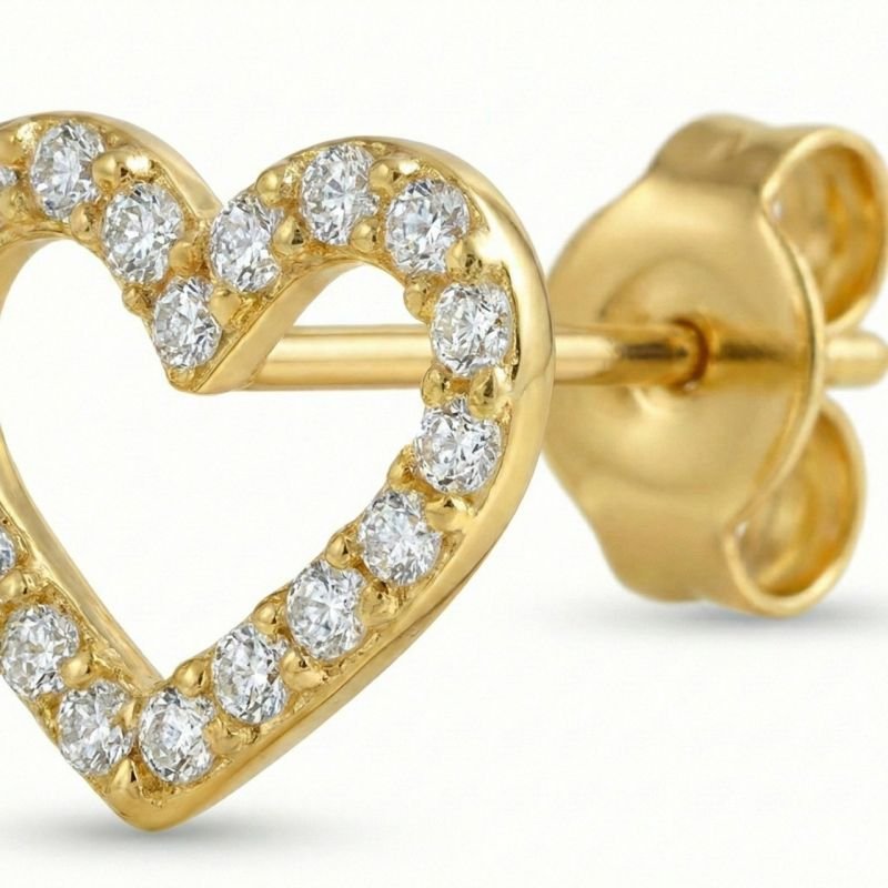Brinco coração pequeno vazado cravejado banhado em ouro 18k