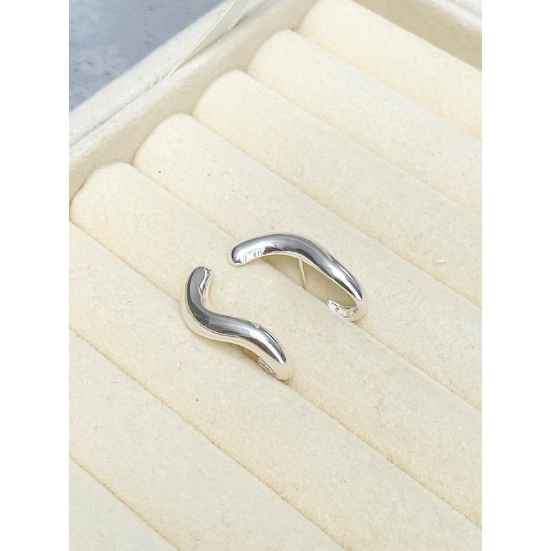 Brinco curvado em prata 925