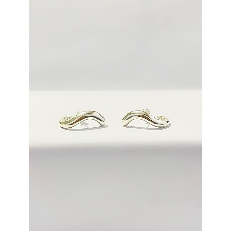 Brinco curvado em prata 925